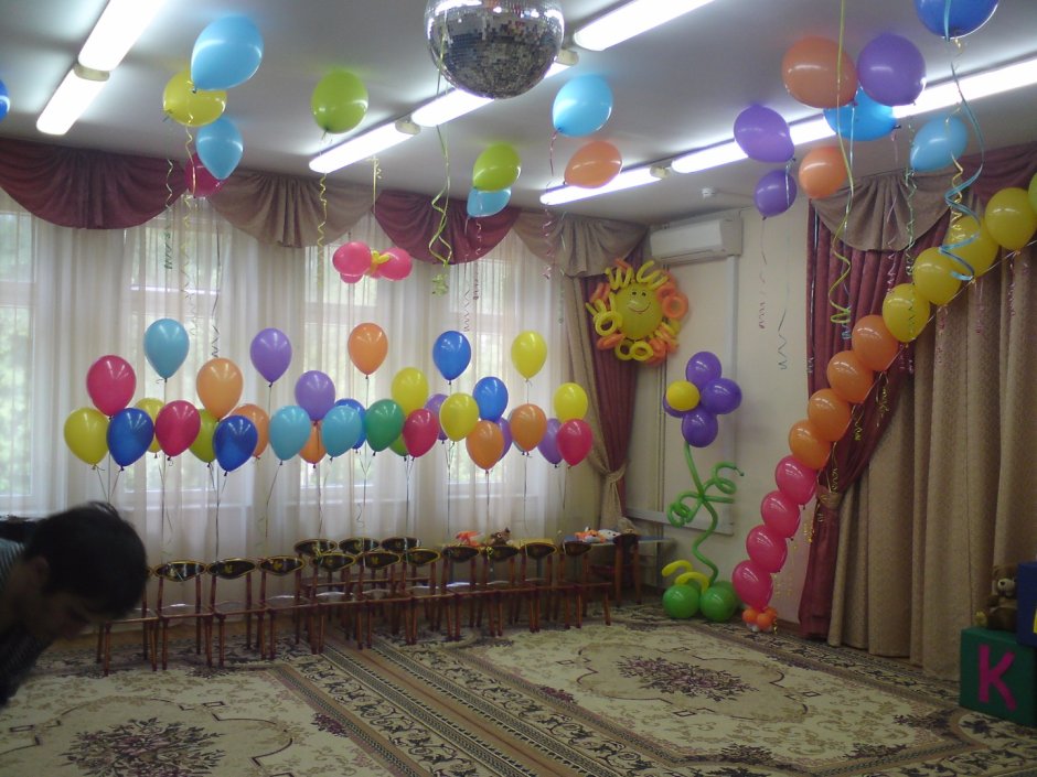 Украшение шарами на выпускной в детском саду