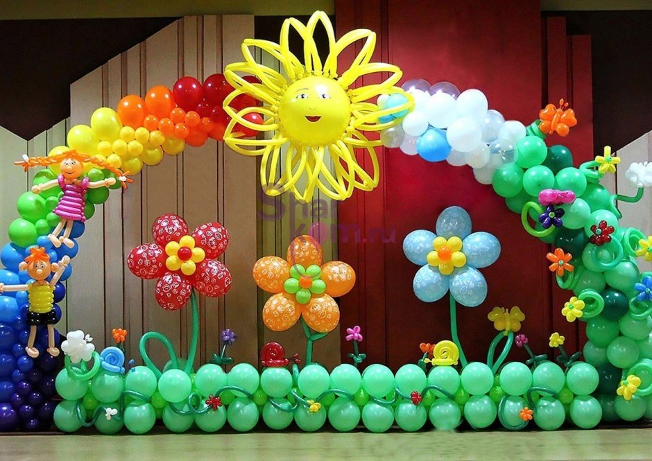 Украшение из шаров на выпускной в детском саду