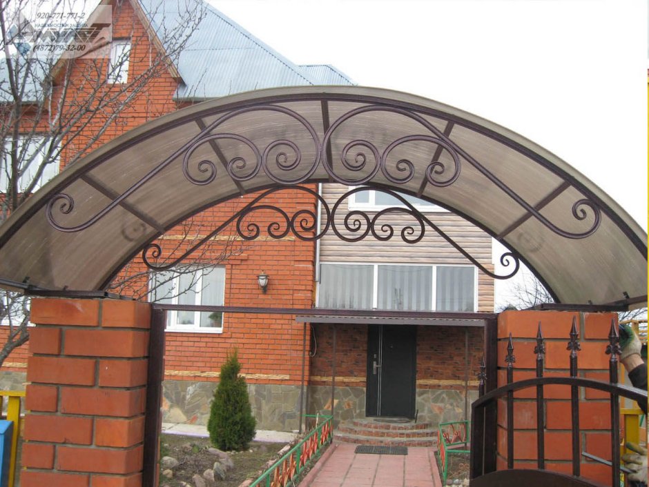 Навес над воротами