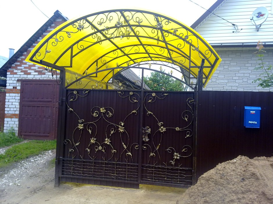 Козырёк над калиткой из поликарбоната