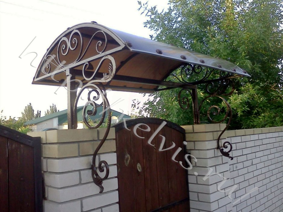 Кованый козырек над калиткой