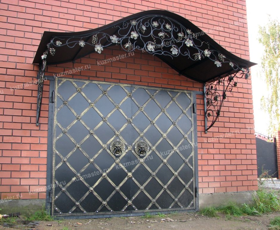 Навес над воротами