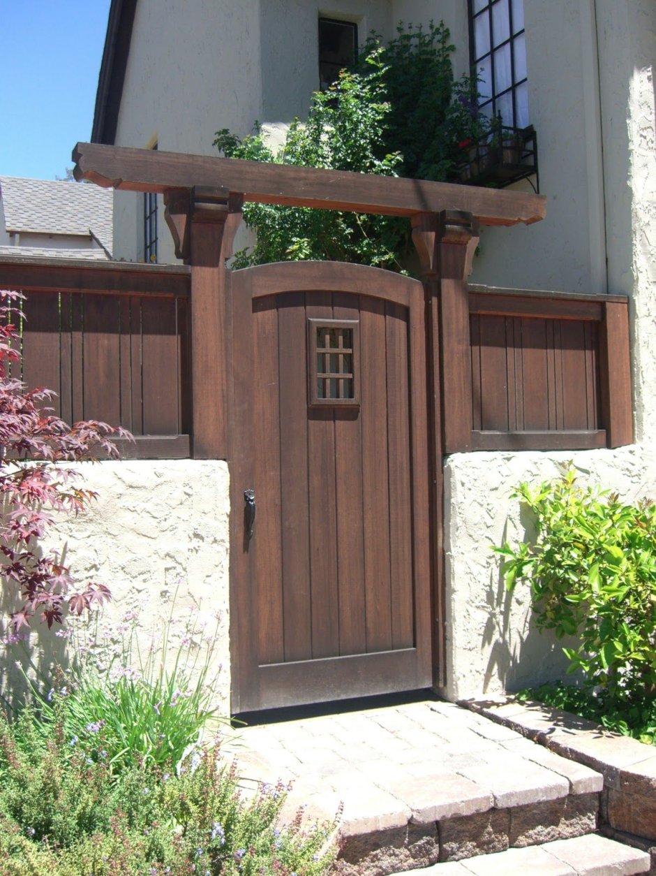 Деревянный козырек над калиткой