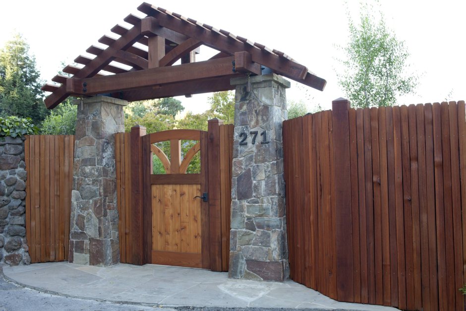 Деревянный козырек над калиткой