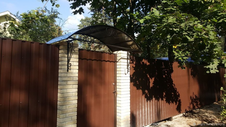 Козырёк над калиткой из поликарбоната