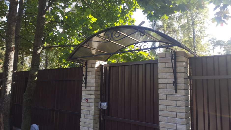 Козырек над калиткой