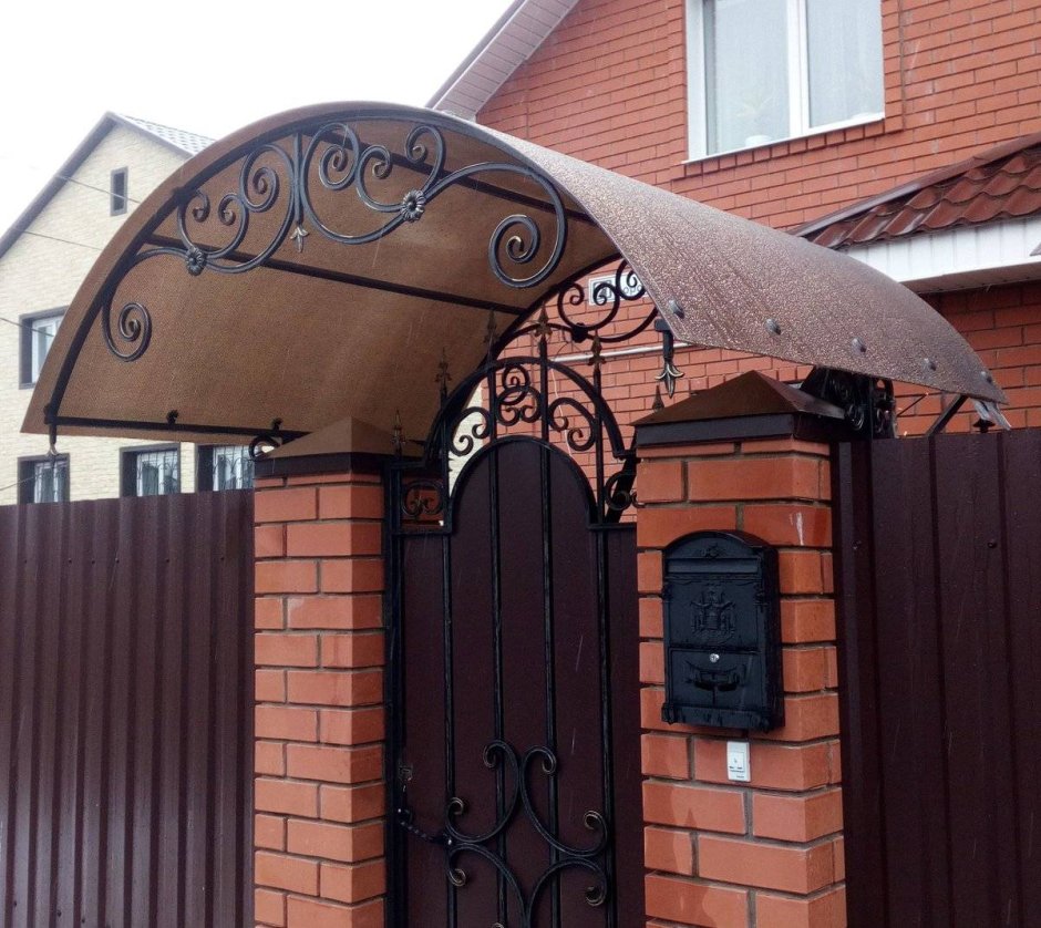 Навес над калиткой