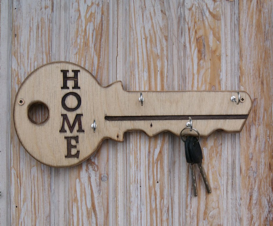 Ключница в виде ключа из дерева