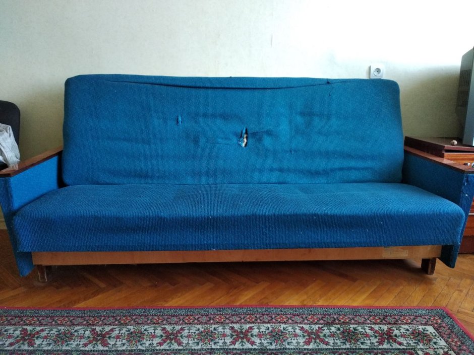 Диван зеленый старый