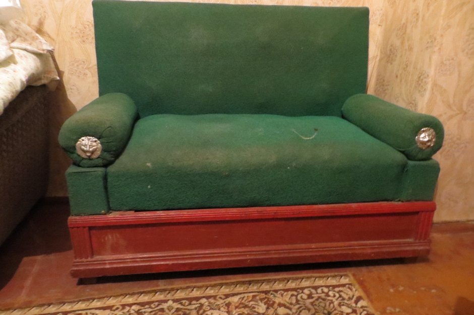 Старинный диван с откидными валиками