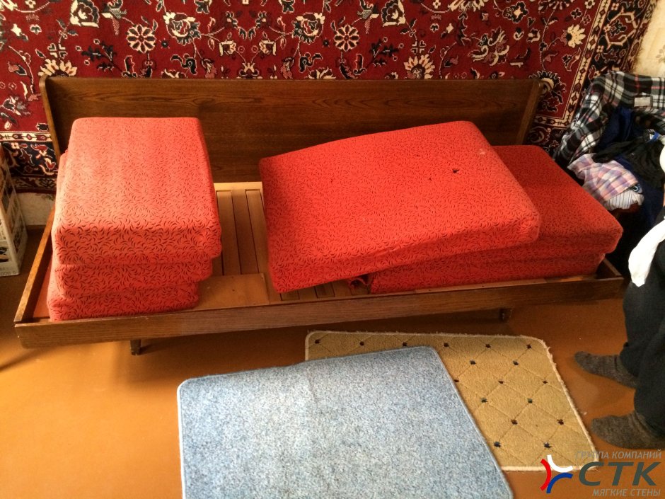Советский диван с подушками