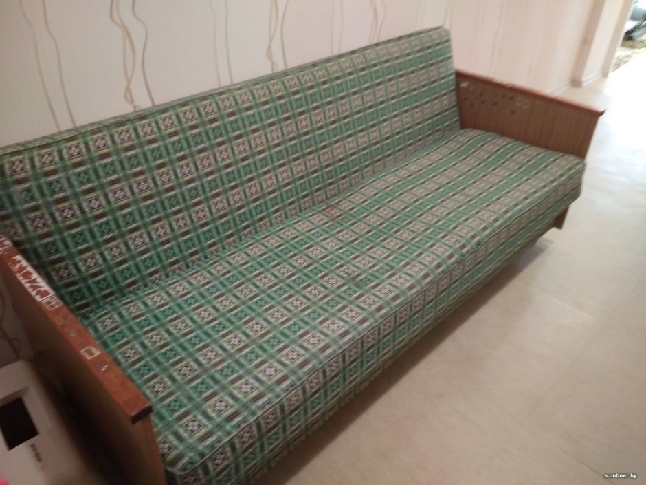 Советские диваны с деревянными подлокотниками