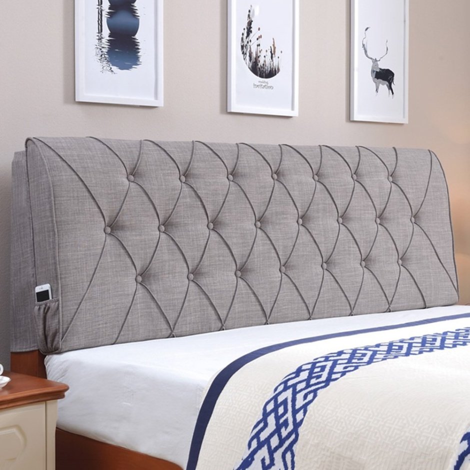 Кровать с подушками в изголовье