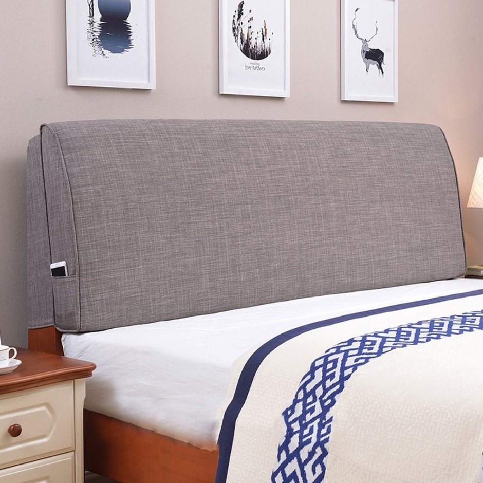 Кровать с подушками в изголовье