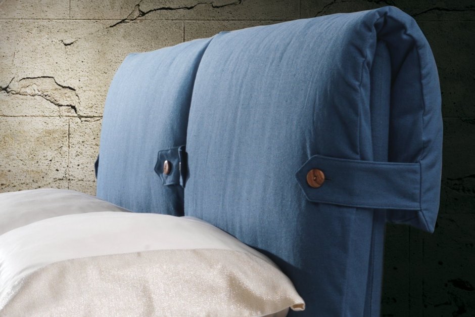 Чехол на изголовье кровати