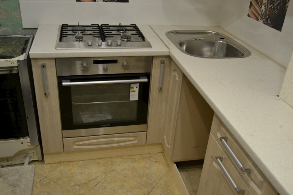 Угловая кухня с посудомоечной машиной