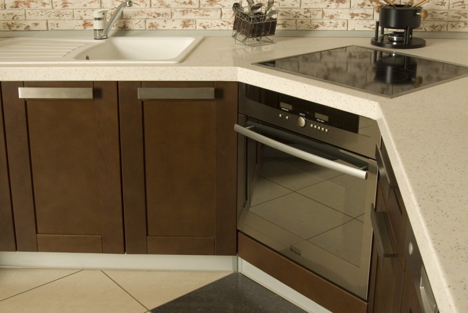 Угловая плита на кухне