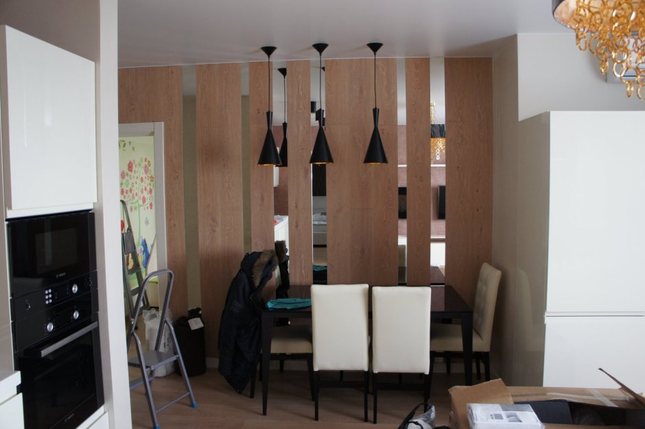 Зеркальные полосы на стене в интерьере