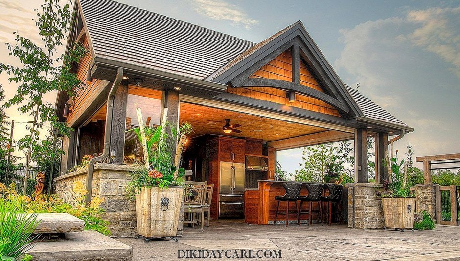 Кирпичный дом и беседка в одном стиле