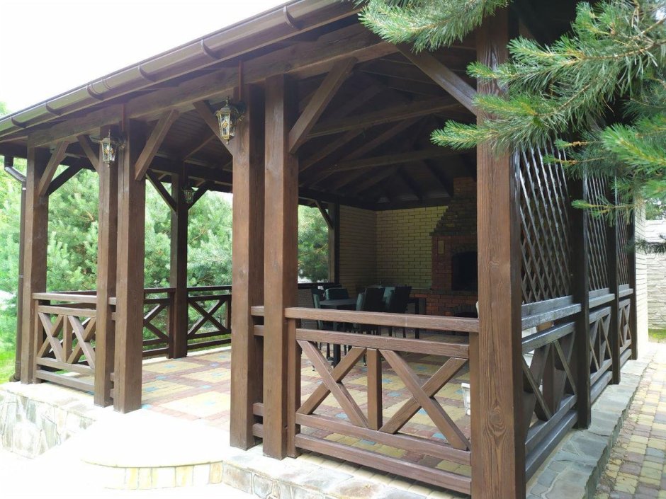 Деревянная беседка с барбекю