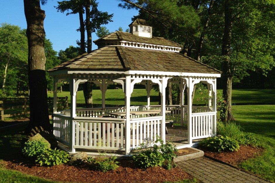 Садовая беседка старинная