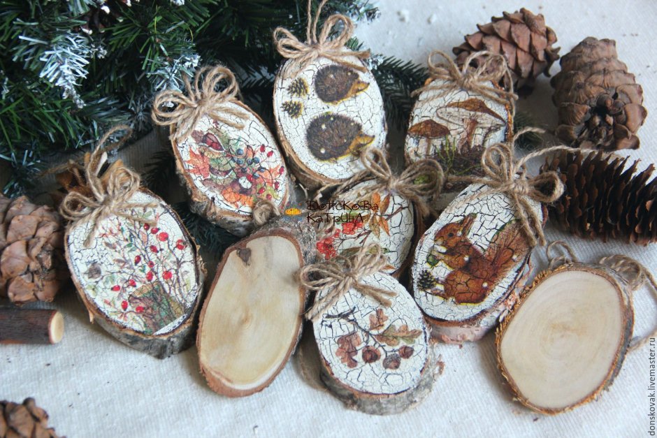 Елочные игрушки на спилах дерева