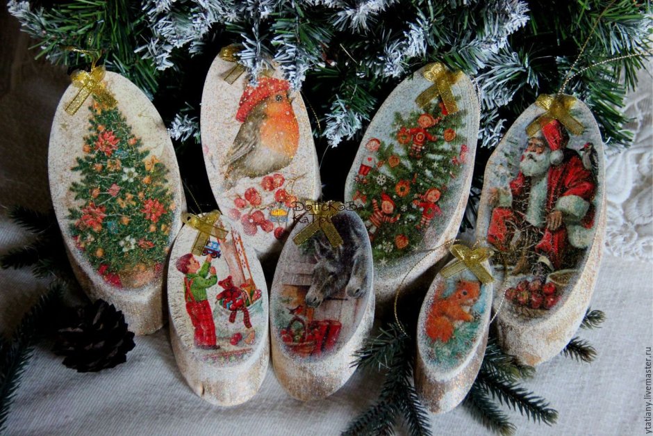 Елочные игрушки на спилах дерева