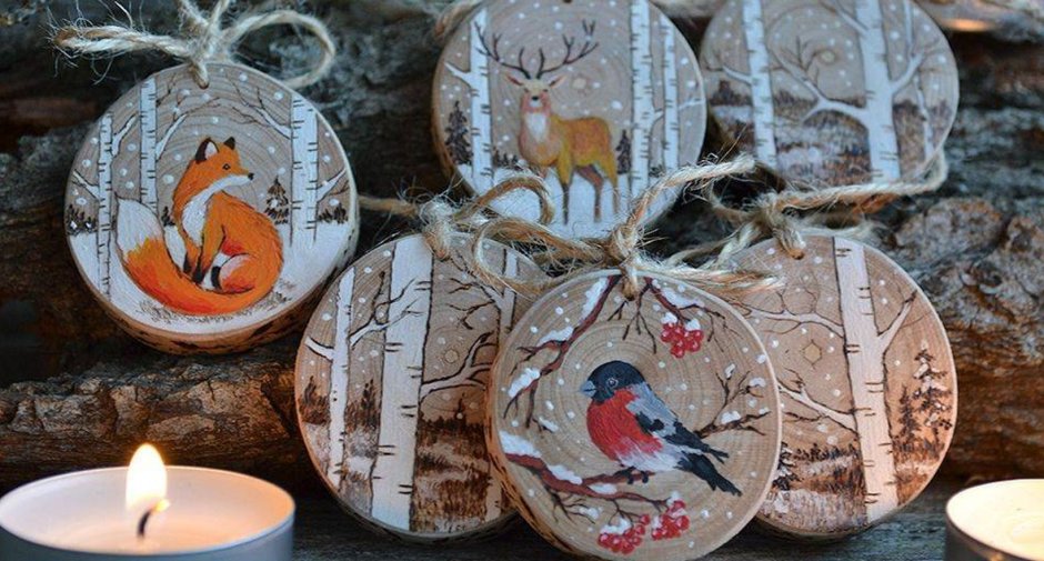 Елочные игрушки на деревянных спилах