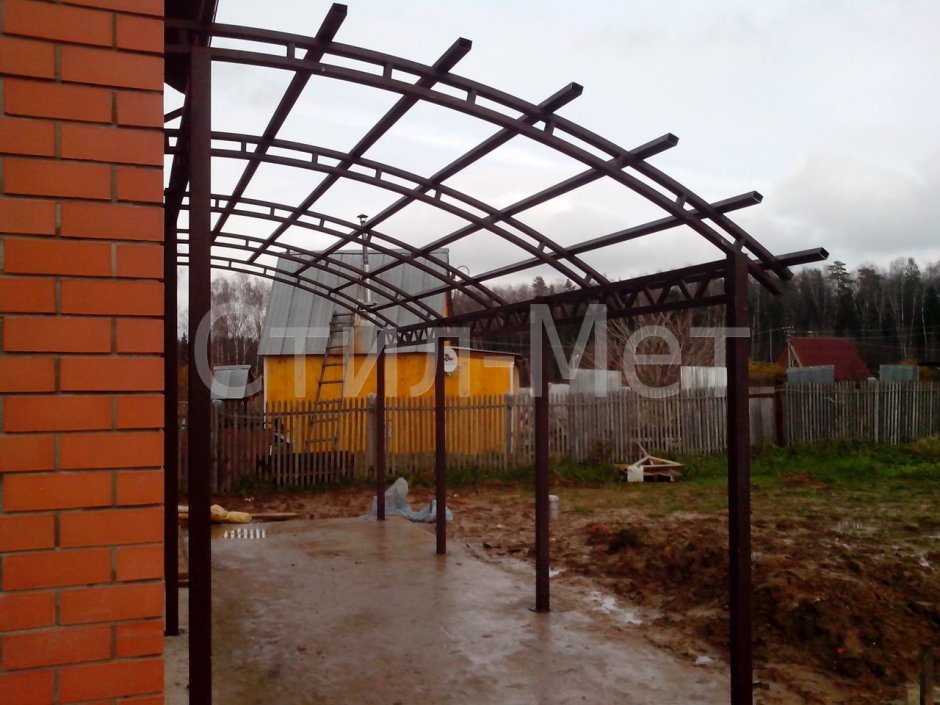 Навес к дому для винограда из профильной трубы