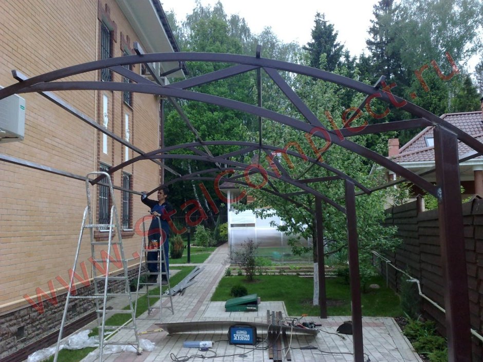 Навес под виноград из профильной трубы