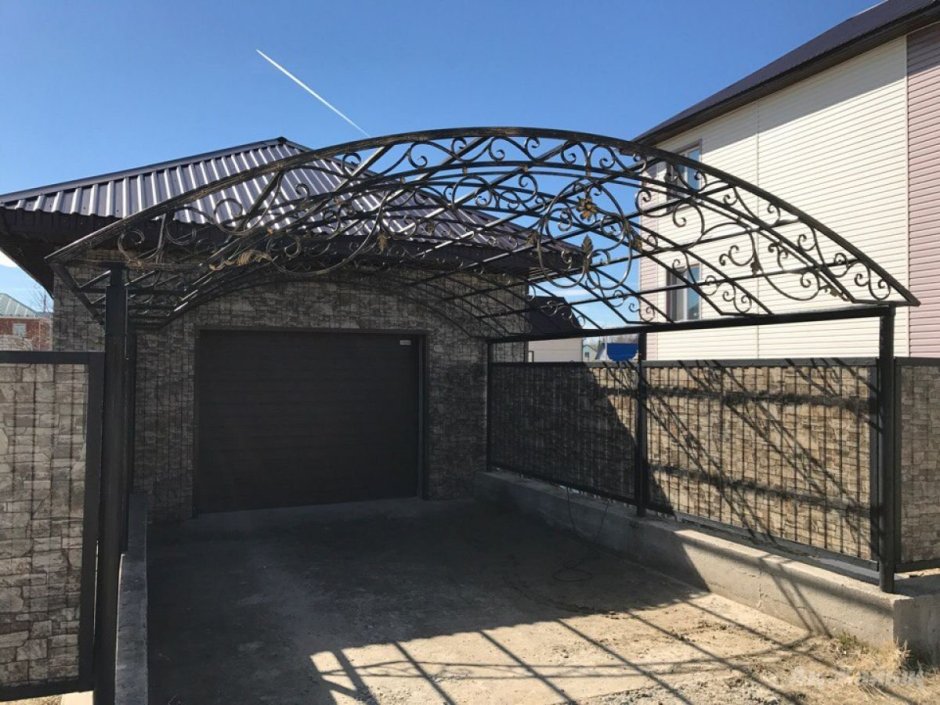 Навесы из металла во дворе
