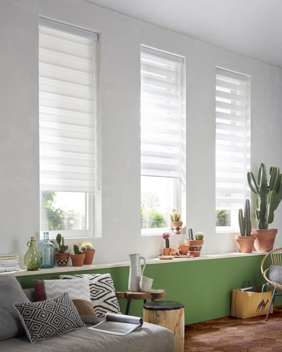 Белая комната и жалюзи на окнах