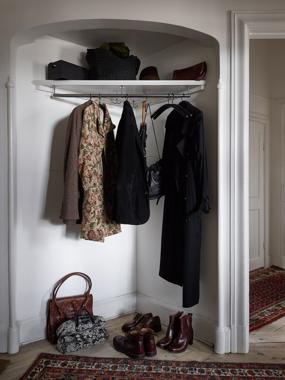 Гардероб в нише прихожей