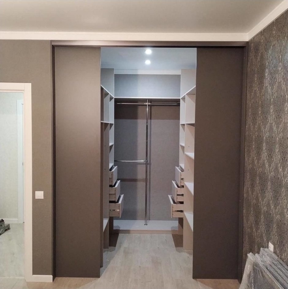 Гардеробная встроенная в нишу