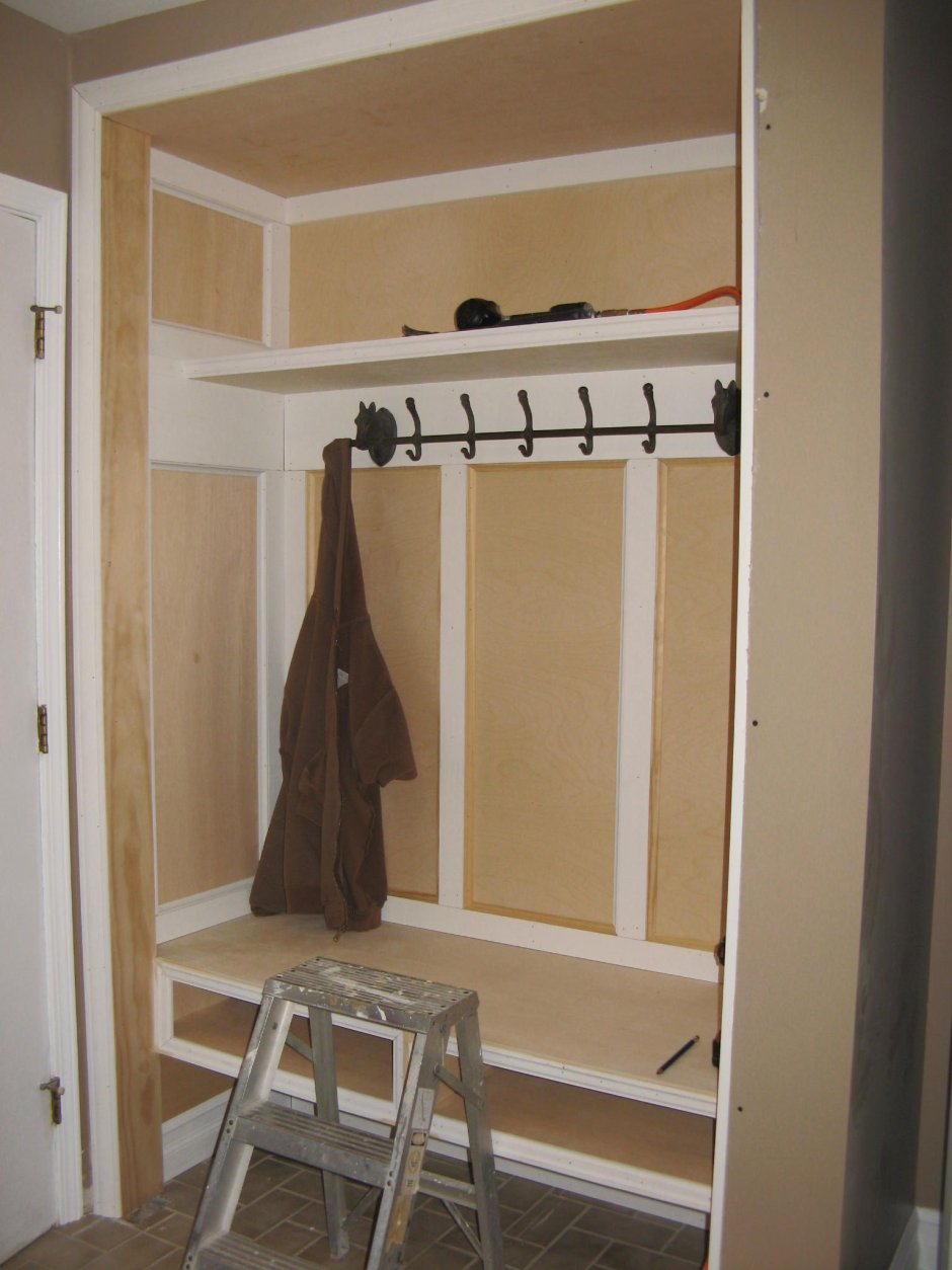 Встроенный шкаф из гипсокартона в прихожей