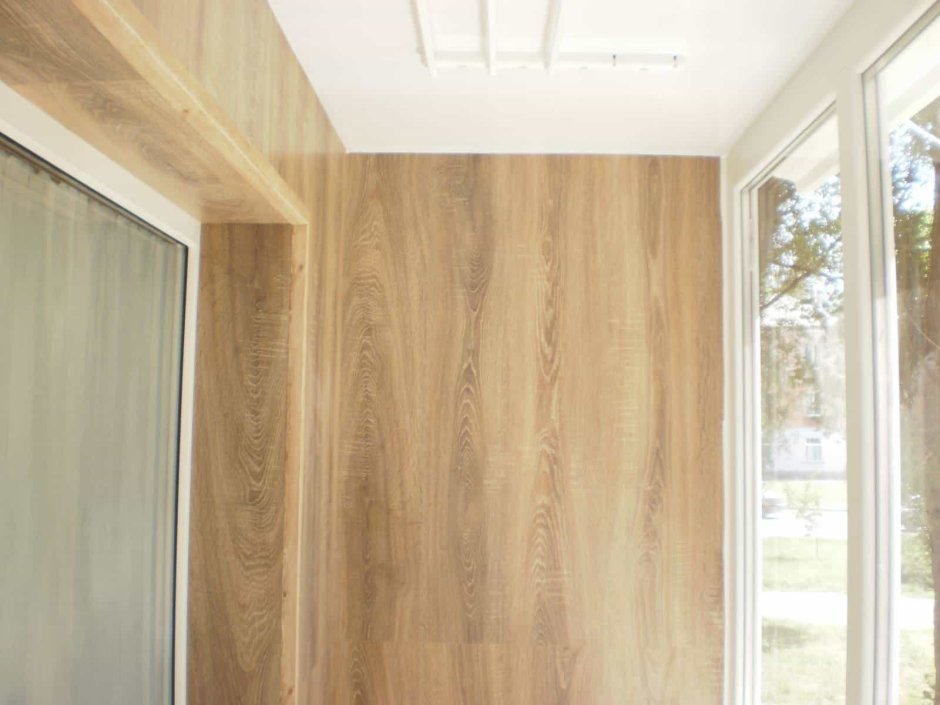 Отделка балкона ламинатом