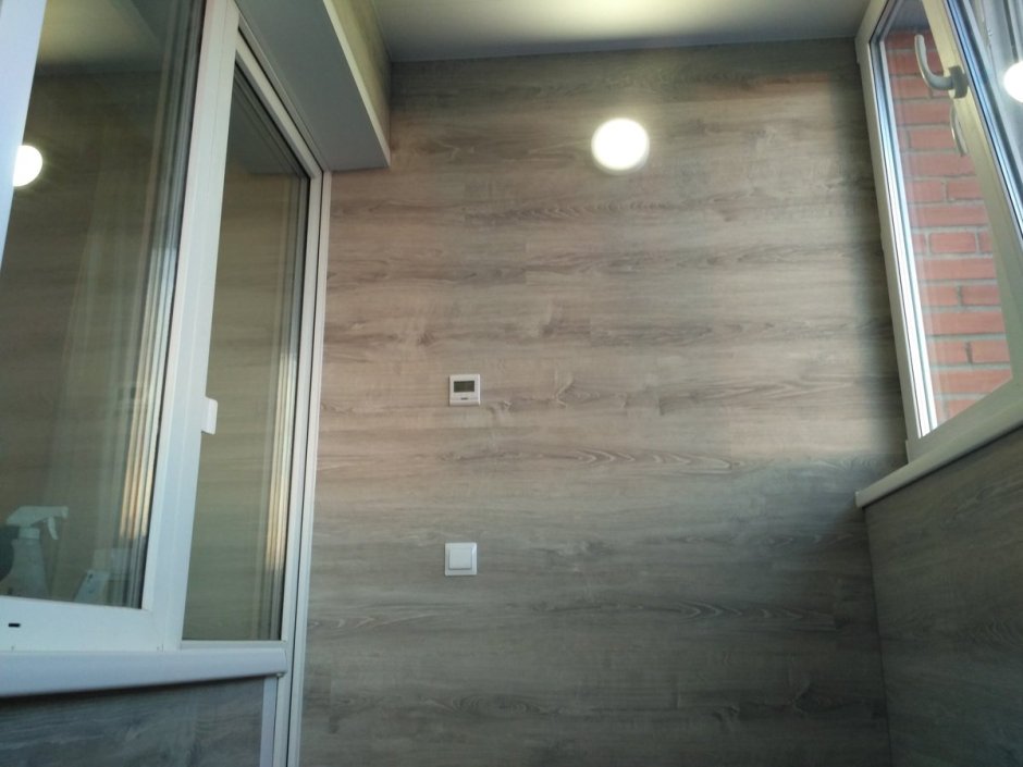 Виниловая плитка на стену балкона