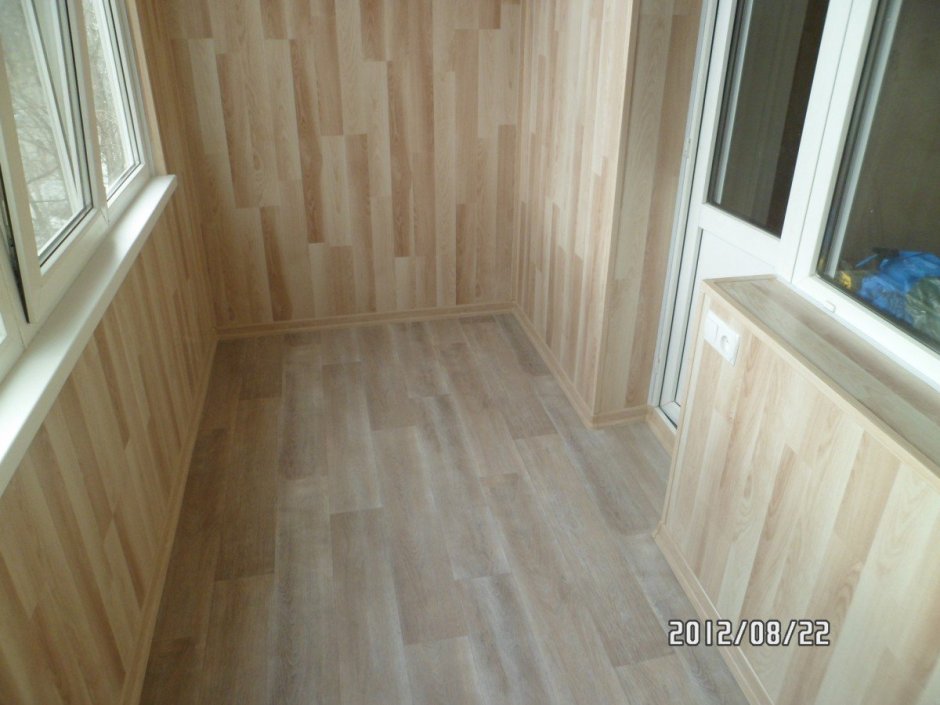 Отделка балкона ламинатом