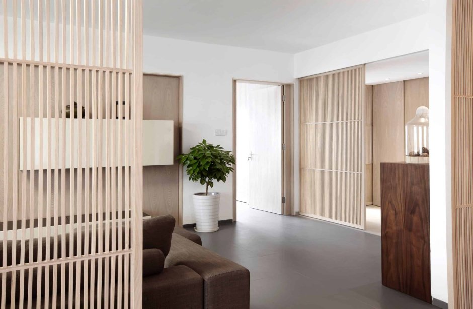 Раздвижная деревянная перегородка для зонирования комнаты