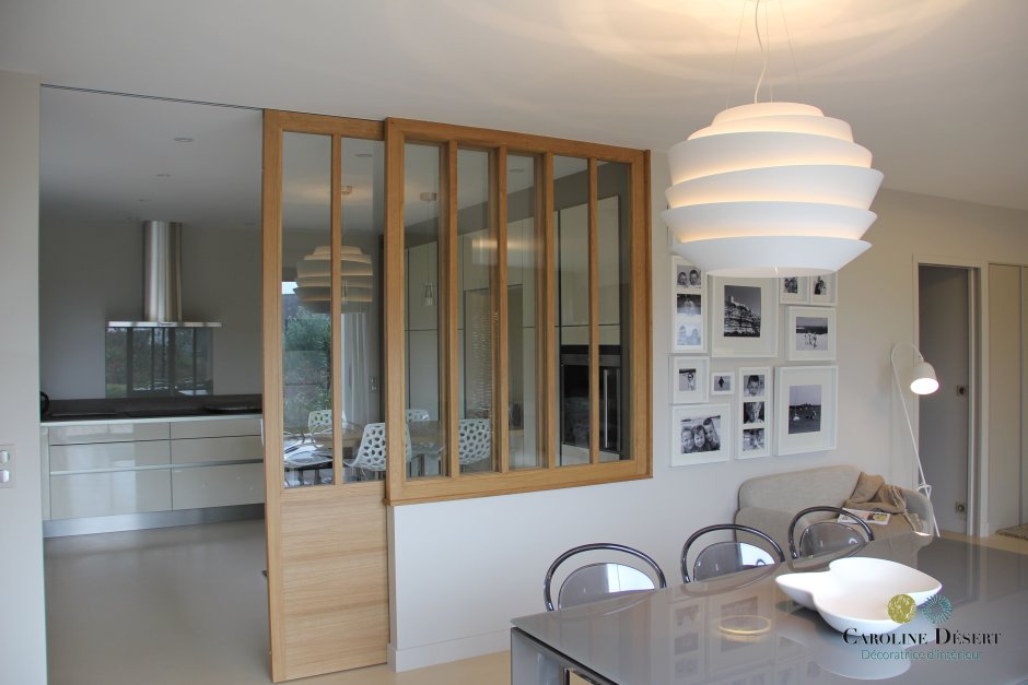 Прозрачная перегородка между кухней и гостиной