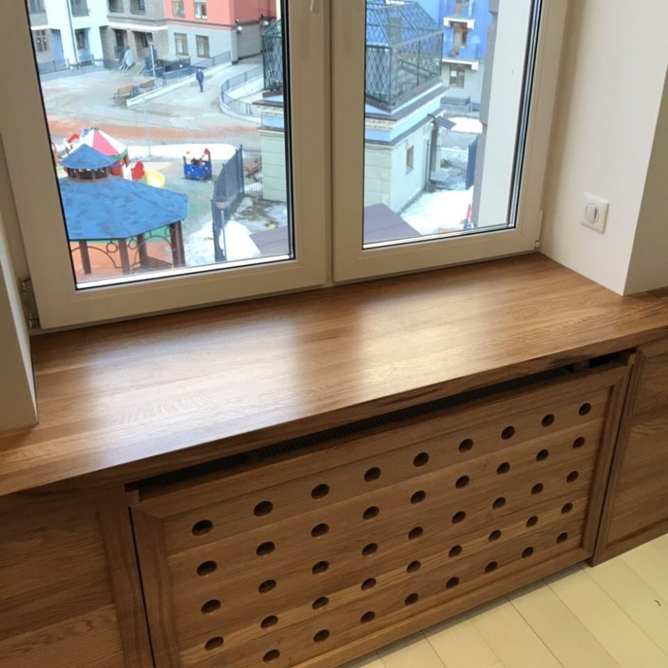 Широкий деревянный подоконник