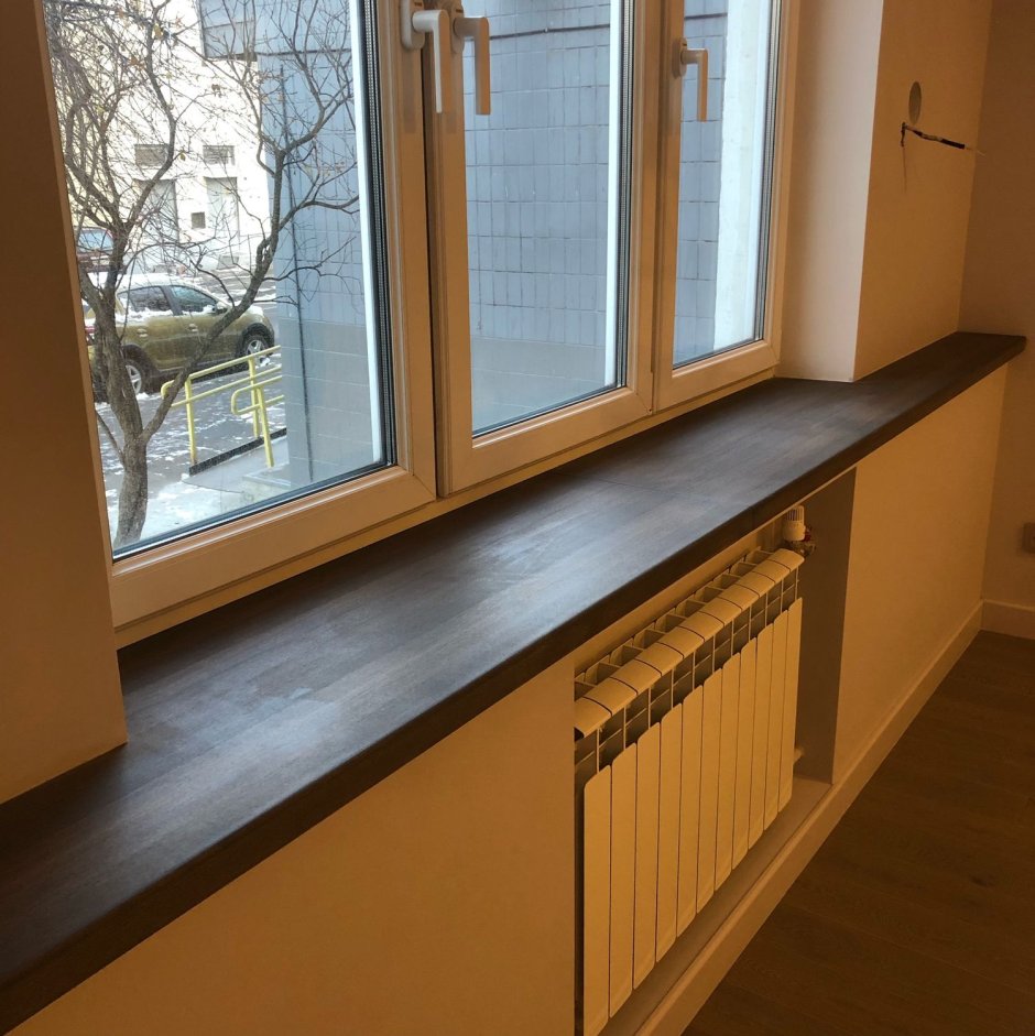 Окно с деревянным подоконником