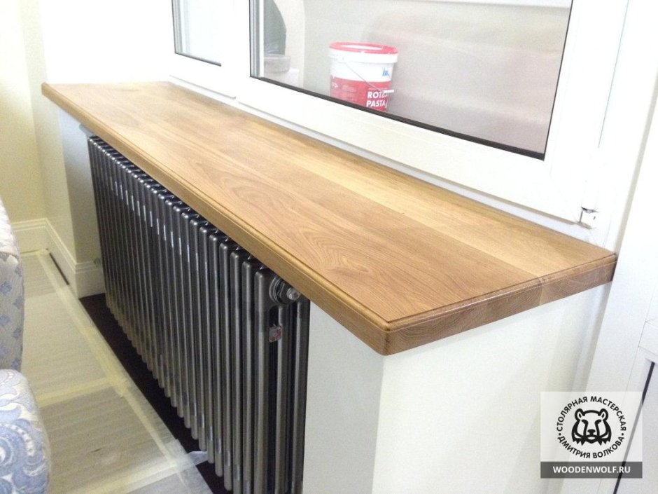 Деревянные подоконники в сером интерьере