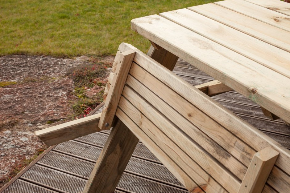 Скамейка с выдвижным столом