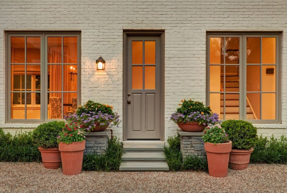 Цветы у входной группы в дом