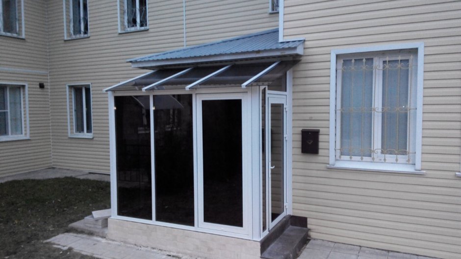 Тамбур из пластика в частном доме