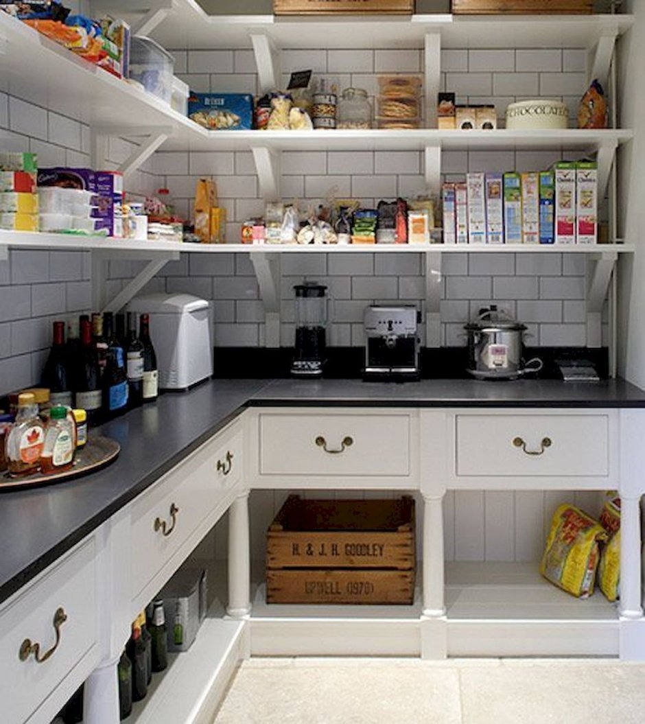 Кухонная кладовая в частном доме