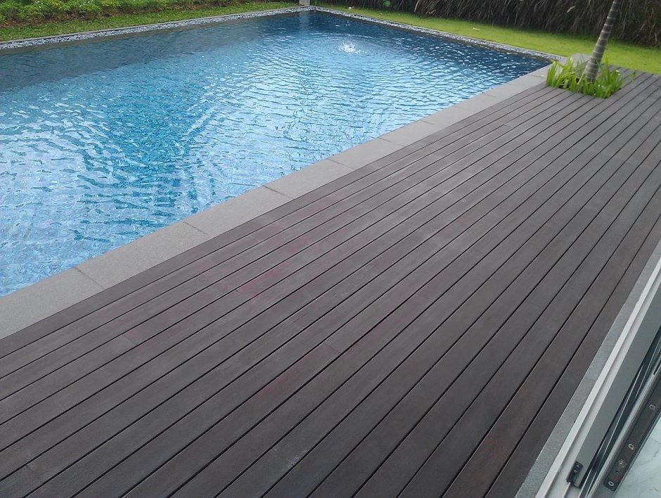 Бассейн с террасной доской