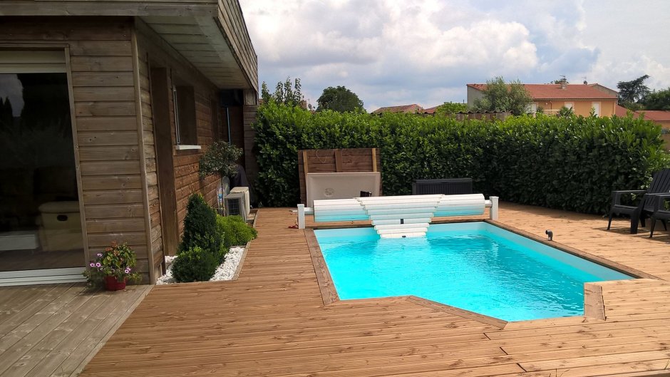 Встроенный бассейн в деревянный подиум