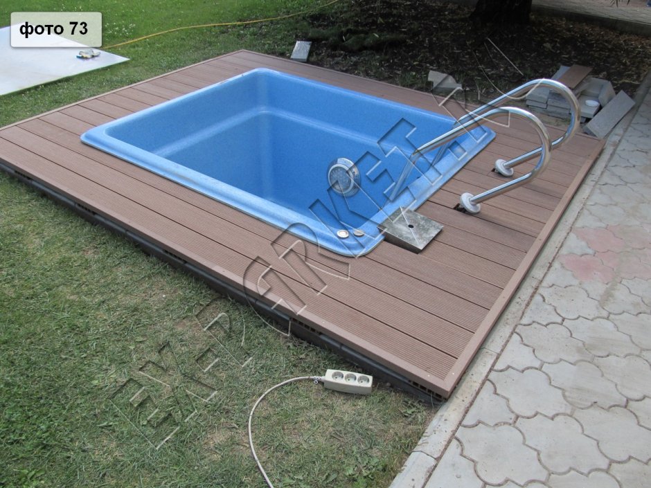 Монтаж ДПК вокруг бассейна